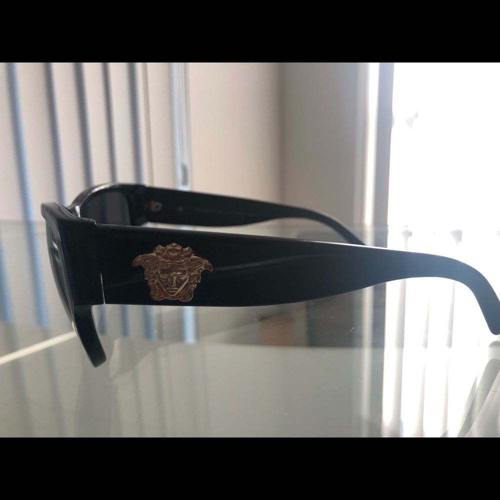 Versace sunglasses - Picture 2 of 4